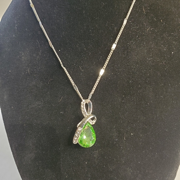 White gold tone necklace w/ green crystal cry1 - Picture 3 of 5